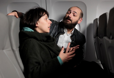 Odbio da sedi pored žene pa izazvao SKANDAL: Putnik u avionu se pozvao na šerijat a onda pesnicom nasrnuo na stjuardesu - policija reagovala odmah po sletanju