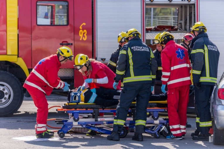 TEŽAK UDES U BELOM POTOKU: Motociklista oboren kod policijske stanice, hitno prevezen u Urgentni