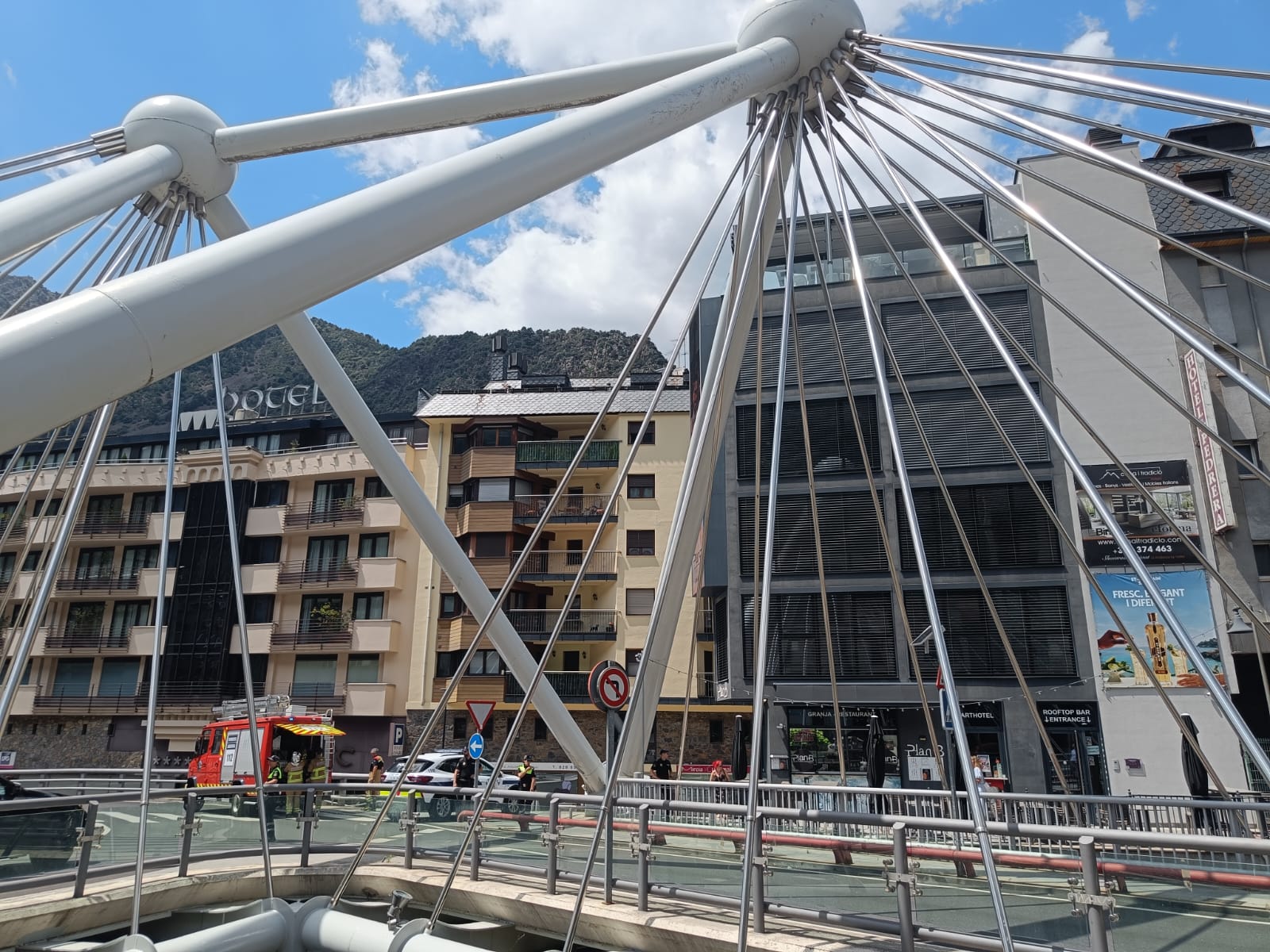 Mobilització de bombers i policia al pont de París per un conat d'incendi en un parell de jardineres