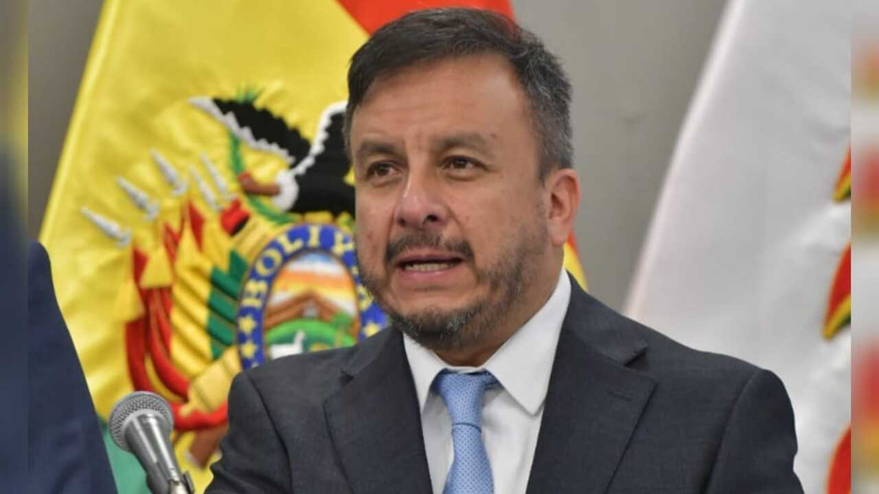 Ministro de Hidrocarburos asegura que se mantendrá precio del combustible, pese a alza del petróleo