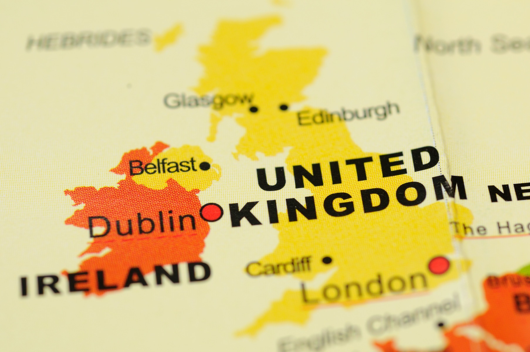 Casele a trei familii de români din Belfast, vandalizate după violențele anti-imigrație