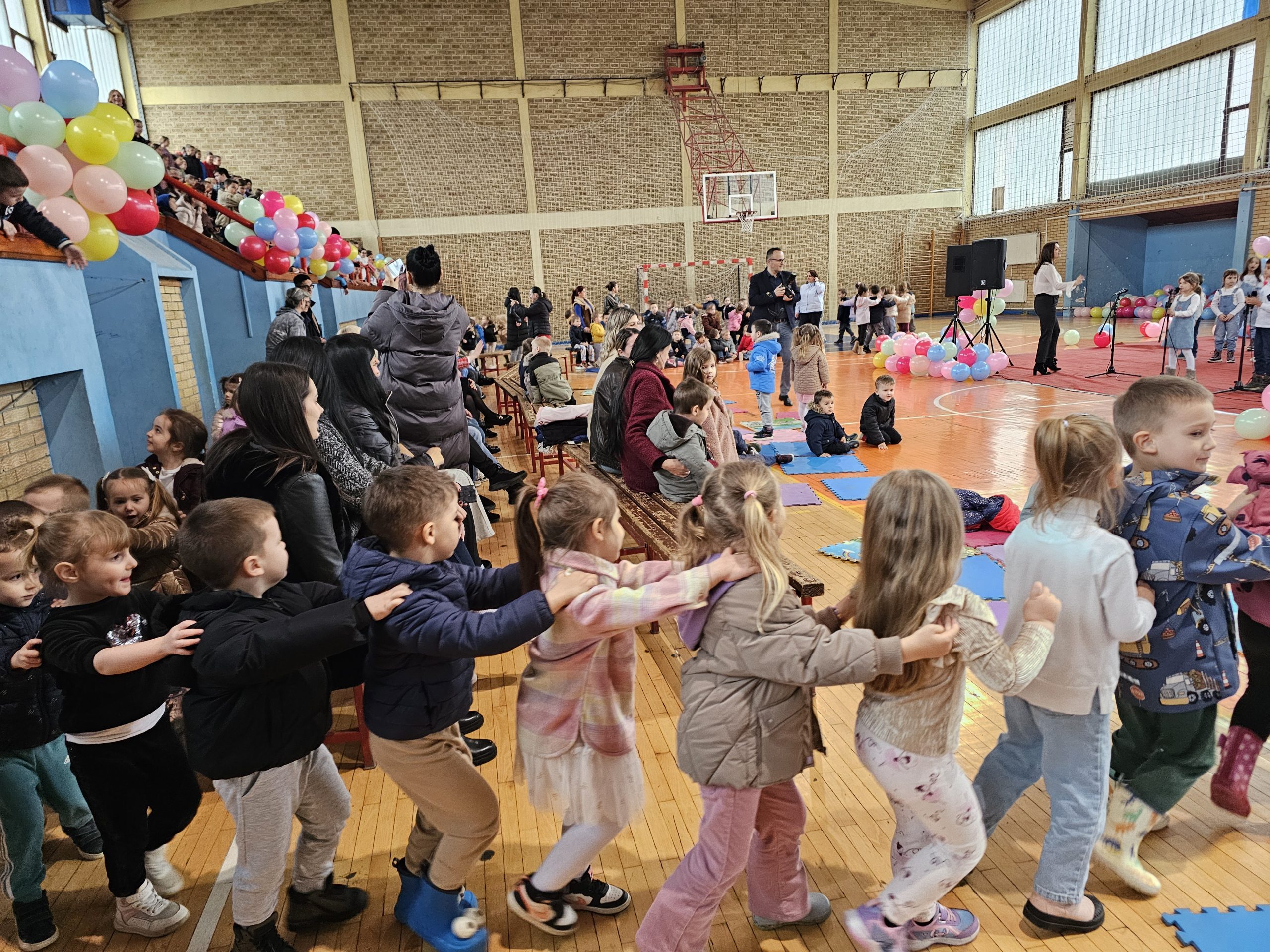 DJEČIJI HOR “VRAPČIĆI” RAZNJEŽIO UGLJEVIK: VIŠE OD 400 MALIŠANA PJEVALO UGLAS