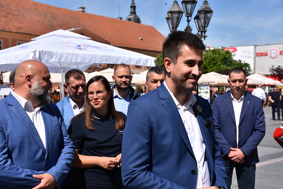 FUNKCIONERI SNS-A U SOMBORU RAZGOVARALI SA GRAĐANIMA I PREDSTAVILI REZULTATE RADA