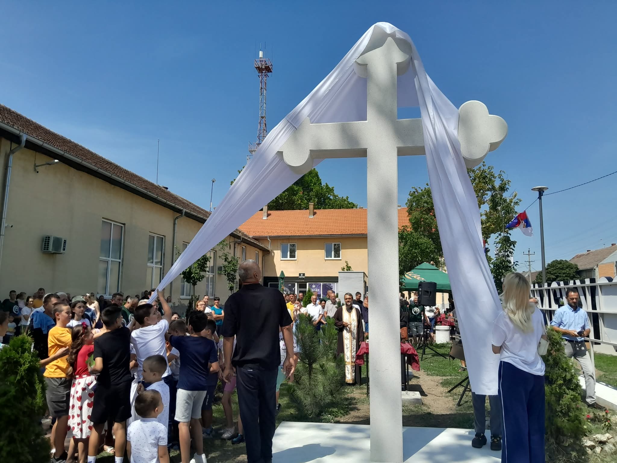 Osveštan krst u centru sela