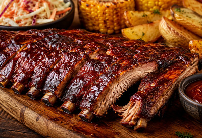 Sočna svinjska rebra iz rerne sa BBQ sosom kao iz RESTORANA: Meso se odvaja od kostiju, a korica je lepljiva i karamelizovana