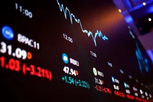 Ibovespa fecha quase estável com Petrobras atenuando pressão de bancos