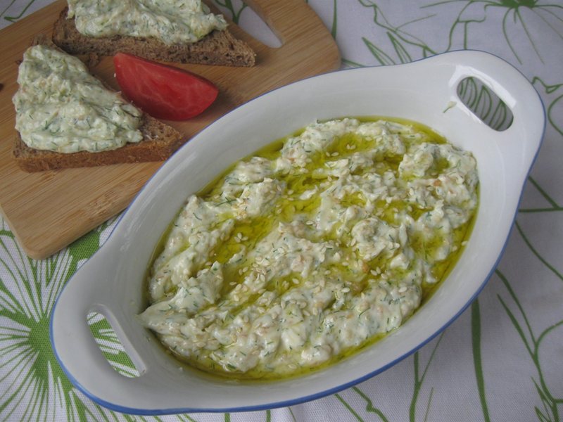 Разядка с крема сирене и чесън
