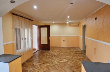 FOTO: Na prodaju atraktivna nekretnina u naselju 4. jul – dve kuće i pomoćni objekat