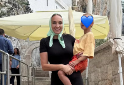 Naša pevačica došla pod Ostrog - sa maramom na glavi, širokim osmehom i sinom u naručju