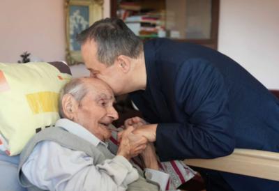 "Njegova hrabrost uči nas rodoljublju" Dačić posetio veterana Drugog svetskog rata: Orden uoči 104. rođendana (FOTO)
