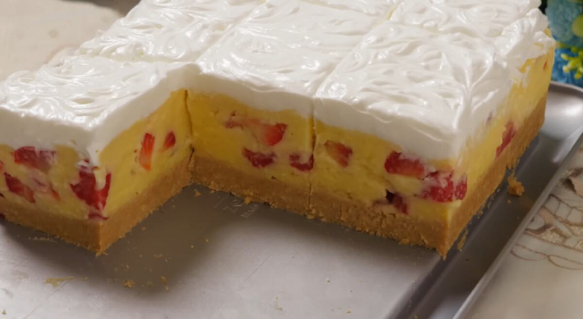 Najkremastiji kolač sa jagodama: Gotov je za 30 minuta, a ne peče se