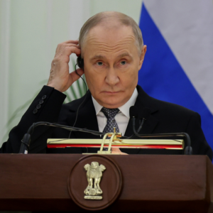 Putin go zasiluva svoeto obezbeduvanje. Ne im e dozvoleno da koristat mobilni telefoni, mora da nosat maski…