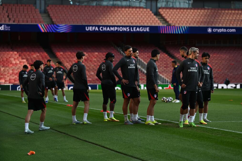 HAOS ISPRED HOTELA U LONDONU! Navijači Arsenala priredili pakao fudbalerima Atletika: Usred noći vatrometom budili igrače!