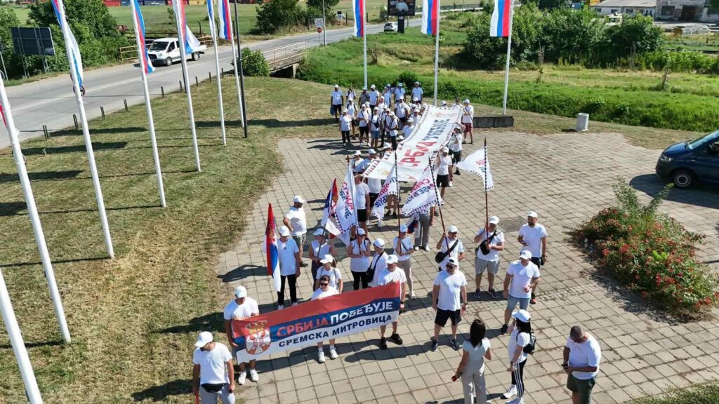 MITROVČANI KRENULI PEŠKE ZA BEOGRAD: Podrška skupu zakazanom za 27. jun