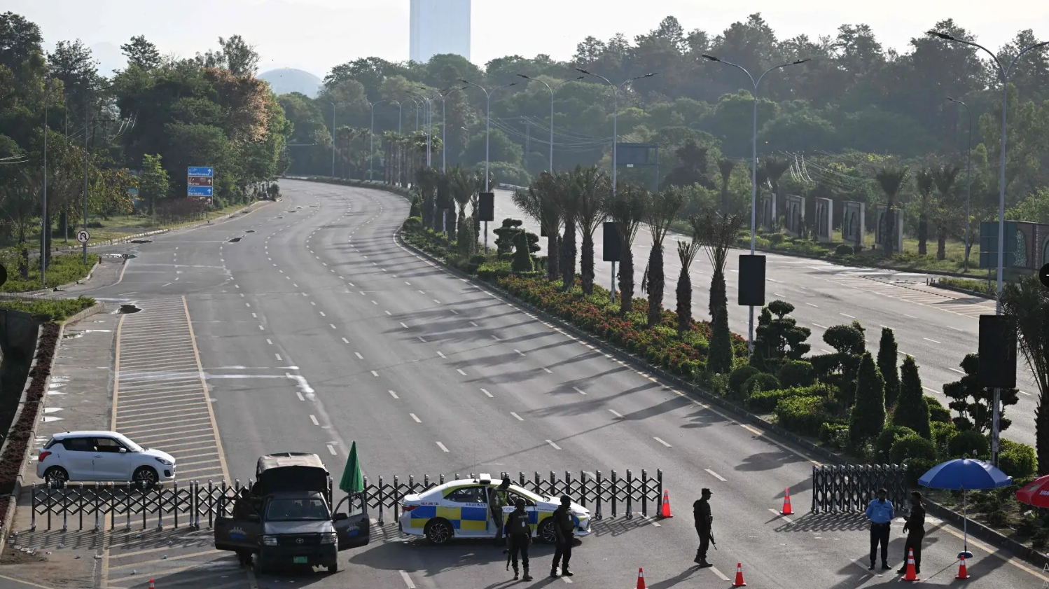 إغلاق شبه تام في إسلام آباد قبيل محادثات واشنطن وطهران