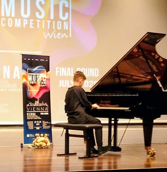 Prva nagrada za 11-godišnjeg Bogdana iz Niša na Međunarodnom takmičenju mladih muzičara u Beču
