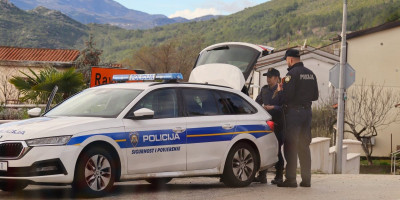 Ovo je arsenal kojim su huligani hteli da prebiju Srbe: Spremili drvene toljage, teleskope i fantomke za krvavi pir na Hvaru (FOTO)