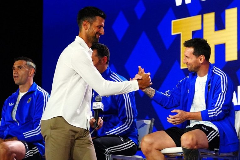 DVA "GOAT" OČI U OČI! Novak Đoković startovao Mesija pred finale - ova scena obišla je planetu u roku od sekunde!