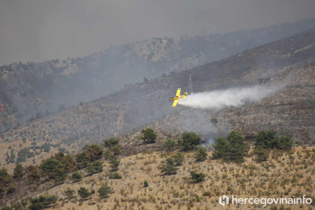 Air Tractor gasio požare kod Čitluka i Čapljine, u deset naleta izbačene 22.000 litara vode