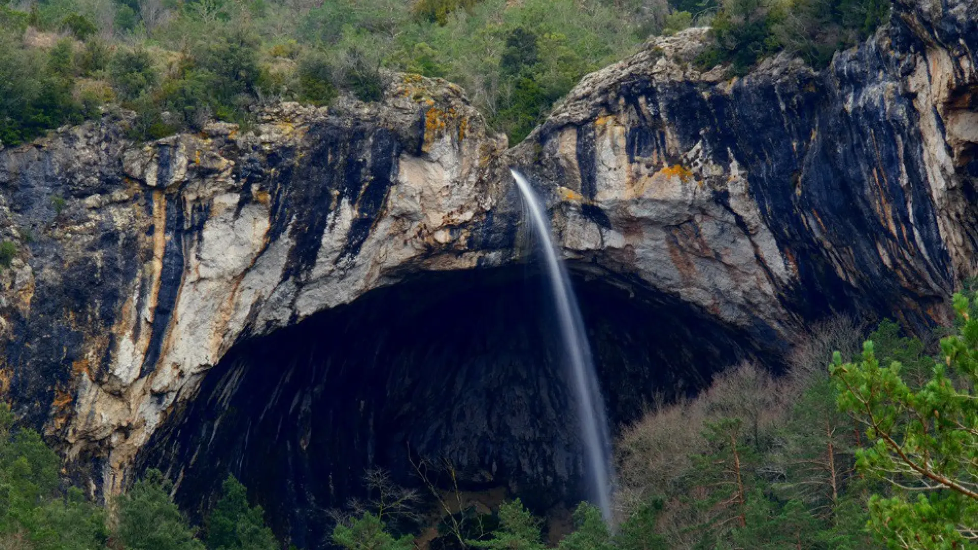  La ruta hasta una cueva que esconde una cascada mágica a una hora de Tarragona 