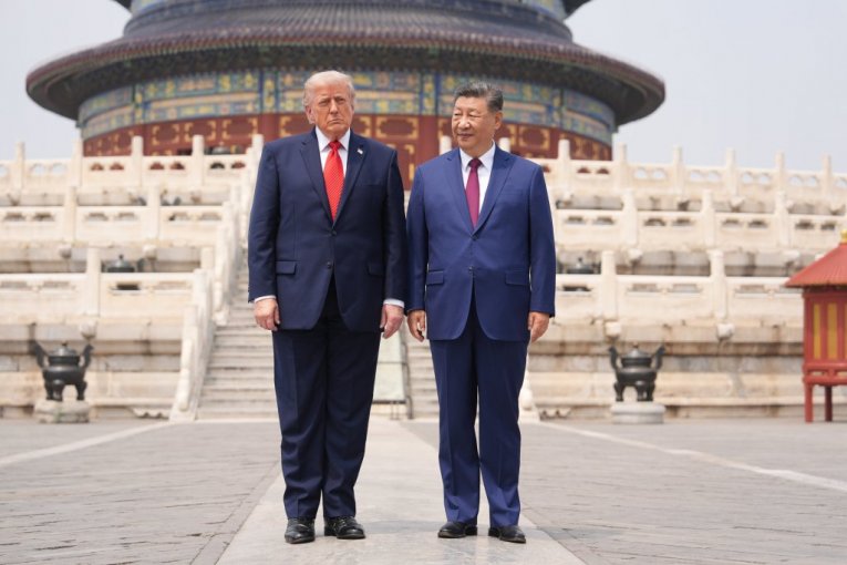 TRAMP U KINI! Poslednji dan posete - KOLONA VOZILA STIGLA PO AMERIČKOG PREDSEDNIKA!