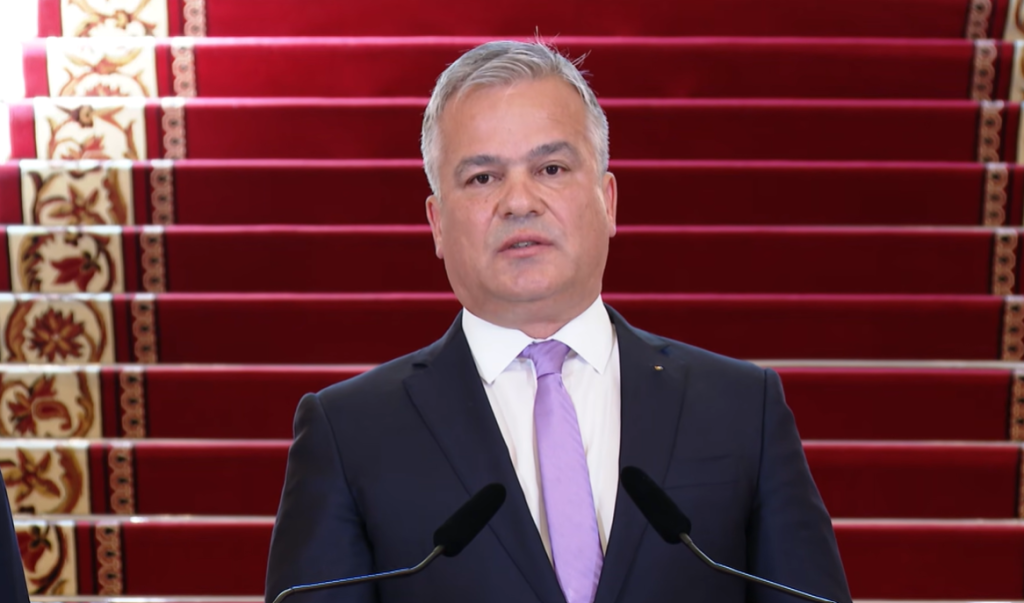 Adrian Veștea a absolvit o facultate neacreditată și ulterior desființată