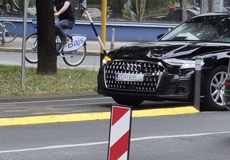 EKSKLUZIVNE FOTOGRAFIJE: Službeni automobili u kojem su se vozili Plenković i Frka-Petešić sudjelovali u prometnoj nesreći. Jesu li voziili žutom trakom?