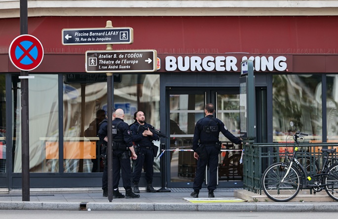3 injured in knife attack in Paris
