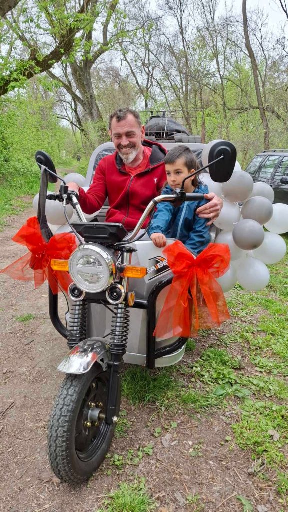 APATINCI UJEDINјENI ZA NIKOLU: ZA SAT VREMENA PRIKUPILI NOVAC ZA ELEKTRIČNI TRICIKL