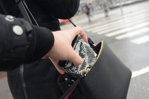 Tri žene završile u pritvoru zbog džeparenja američke turistkinje u Mostaru